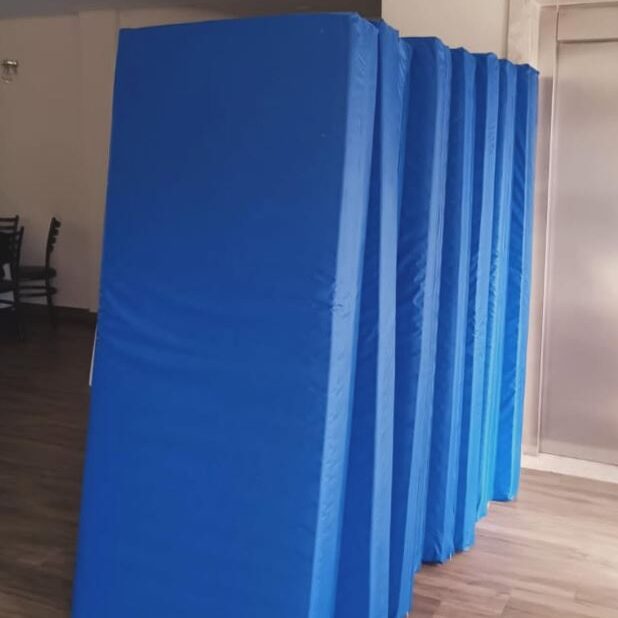 Colchões com capas e higienizados